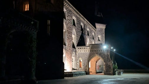 Tŷ Newton gyda'r nos gyda golau yn adlewyrchu ar y fynedfa, Dinefwr, Sir Gaerfyrddin